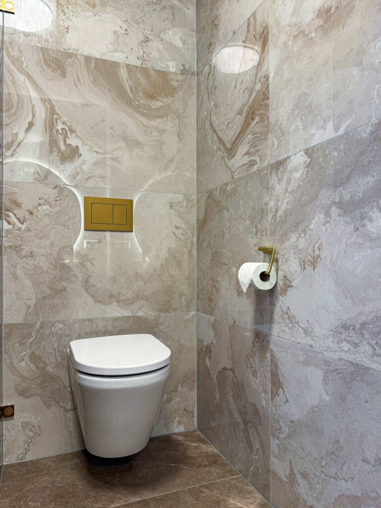 Wandcloset met matgouden bedieningsplaat