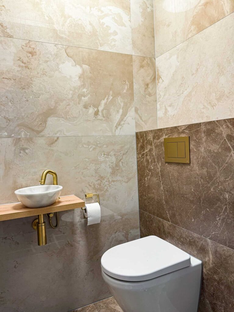 Toilet met compact fonteintje op houten blad