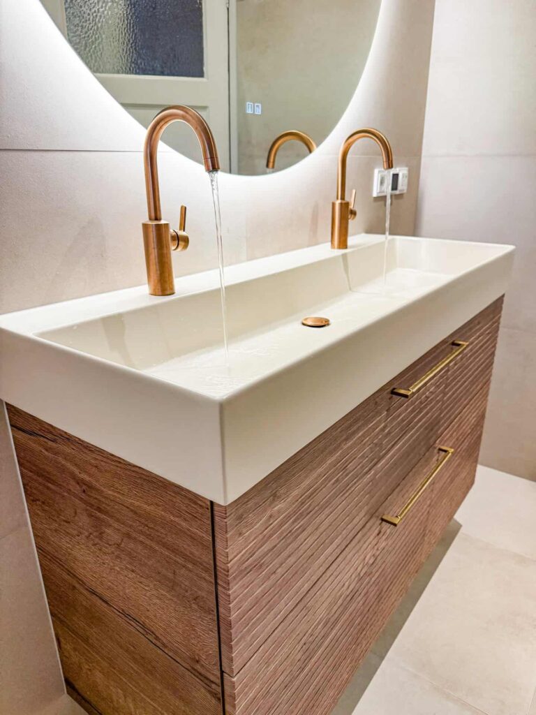 Dubbel wastafelmeubel met dik beige wastafelblad