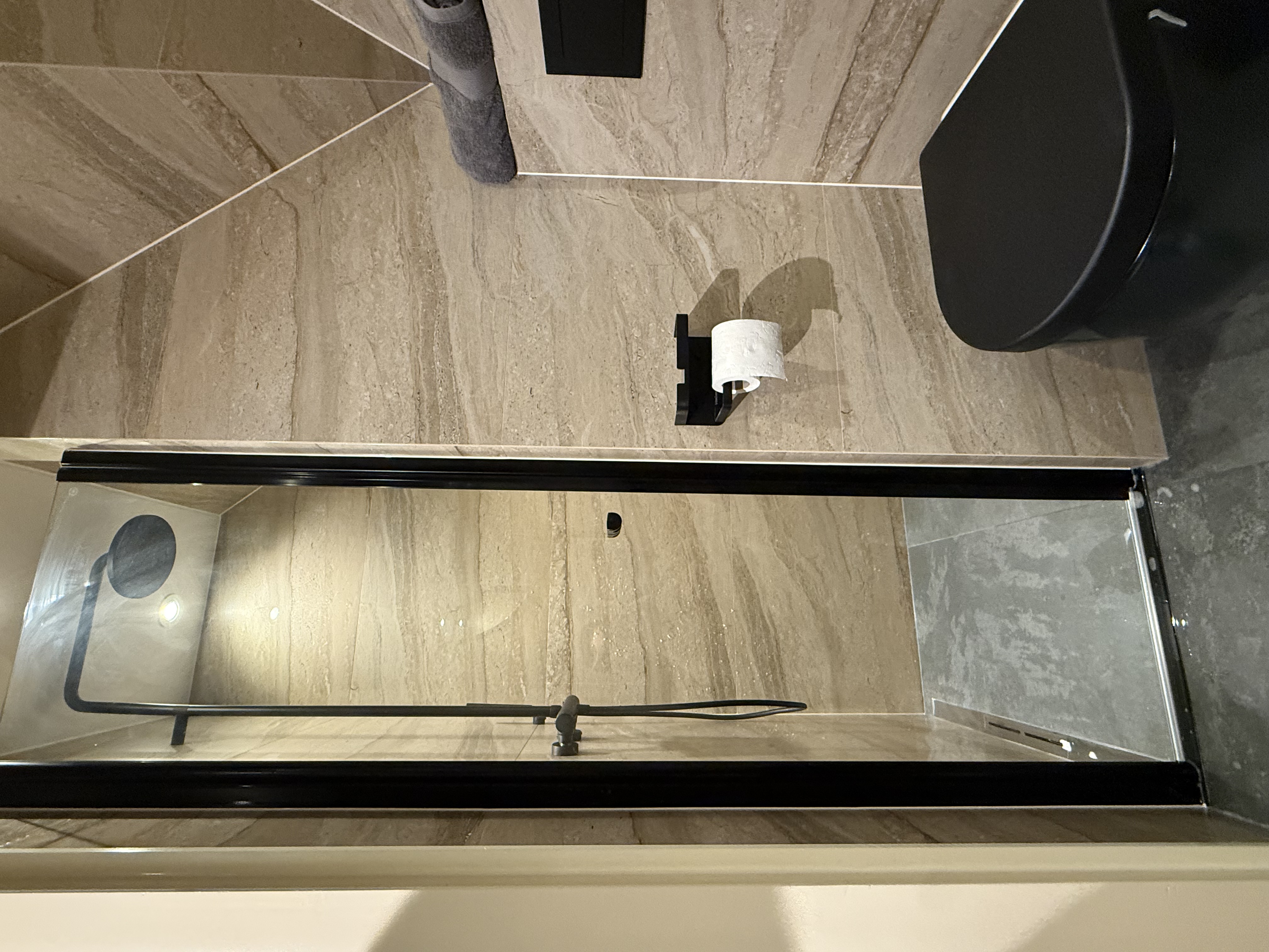Afgewerkte badkamer met maatwerk douchedeur