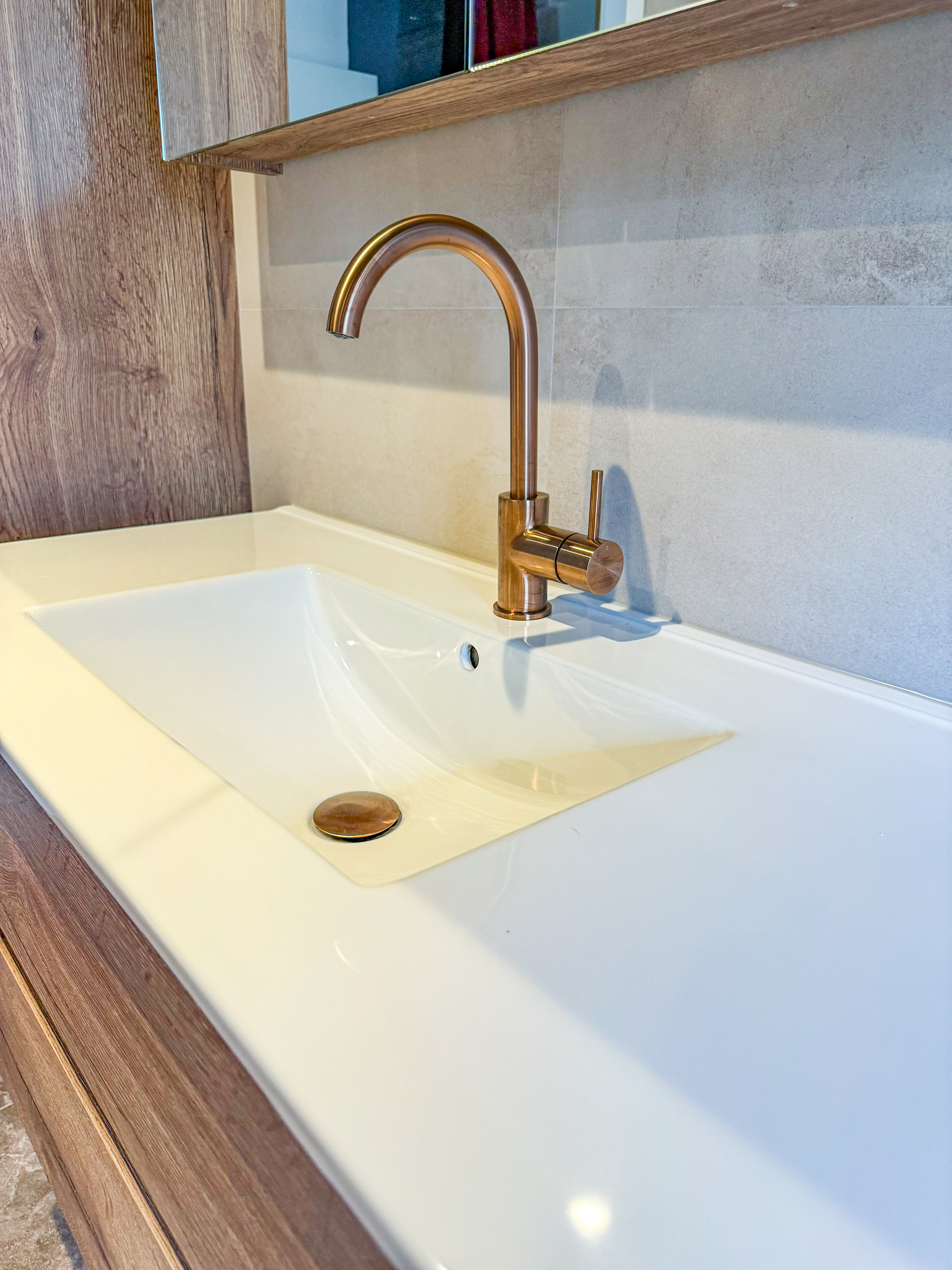 Bruine marmerlook tegels als warm accent in de badkamer